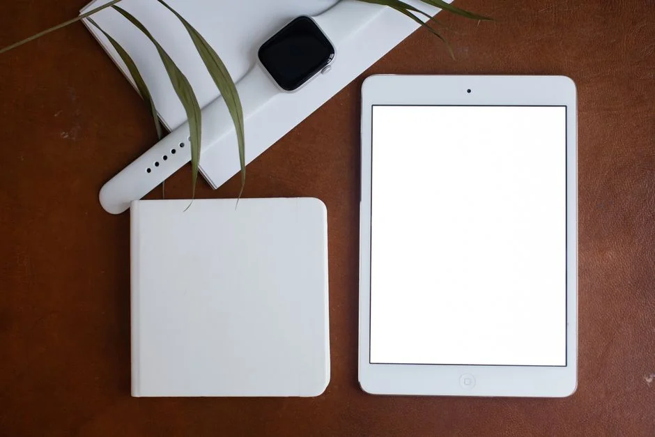 silver-imac-displaying-color-gradient-x335izxxfc